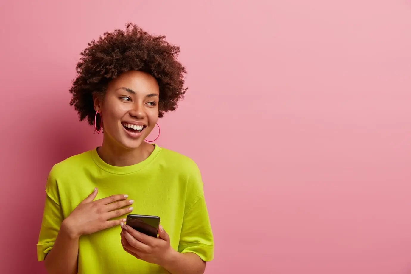 Портрет привлекательной молодой женщины крупным планом на изолированном фоне.